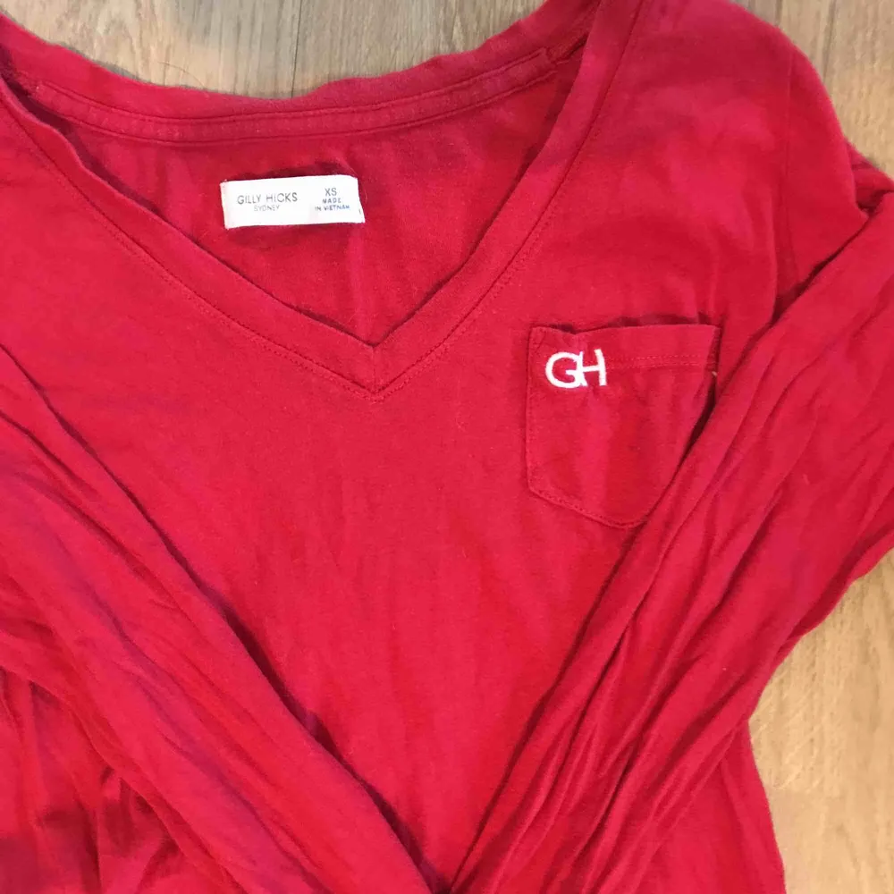 Röd tröja vanlig med en liten ficka på bröstet från Gilly hicks . Tröjor & Koftor.