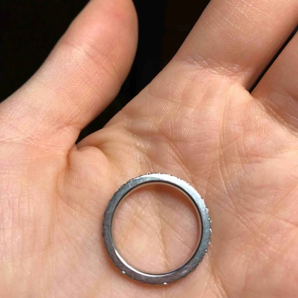 Alliansring från Edblad i rostfritt stål. Jättefin ring som tyvärr är för stor för mig. Ringen har repor som egentligen inte syns om man inte tittar nära från sidan, föreställ dig rostfria bestick så förstår du vad jag menar :-). Finns i Lund.. Accessoarer.