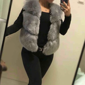  - Grå ”päls”väst , helt ny!! Aldrig använd. 