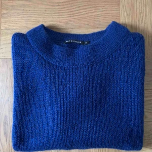  - Marinblå stickad tröja i storlek small. Både mysig och snygg i modellen. 