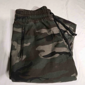  - Militär camo byxor köpta i Kanada. Storlek S. Fint skick. Kan mötas upp eller skickas 🍃
