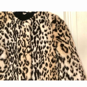  - Pälsjacka från H&M i leopardmönster. Använd fåtal gånger, i jättefint skick. Storlek 32, passar mig som är en XS/34. 