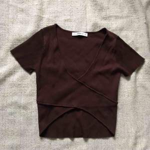 Zara Knit chocolate brown crop top. Very stretchy and comfortable. Brand new never worn (only for fotos) Shipping extra.