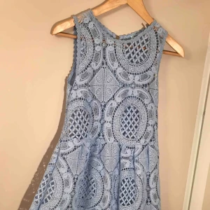  - Söt sommarklänning köpt på Urban Outfitters. Underklänning kommer med. Denna är dock ganska kort (på mig som är 173 cm) 