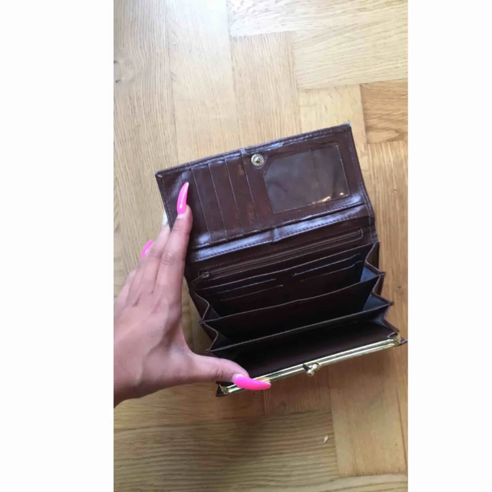 Sliten plånbok som gör att det ser mer vintage ut 😏 sjukt många fack både för kort och mynt. Väskor.