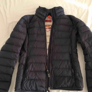  - Säljer min parajumper geena (marinblå) i strl xs Lite trasig i innerfickan men inget som märks  