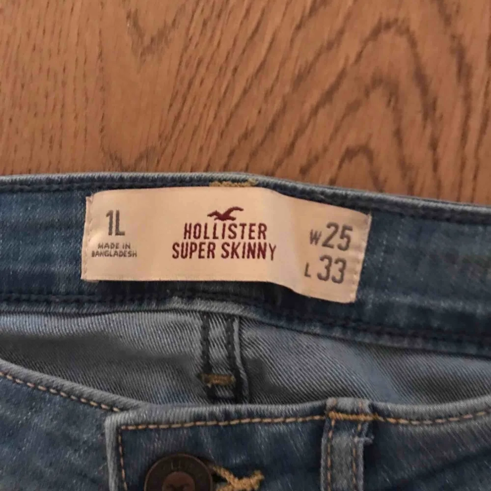 Supersnygga och bekväma jeans från Hollister i storlek W25 och L33! I nyskick, väldigt måttligt använda och köpta för dubbelt så mycket :). Jeans & Byxor.