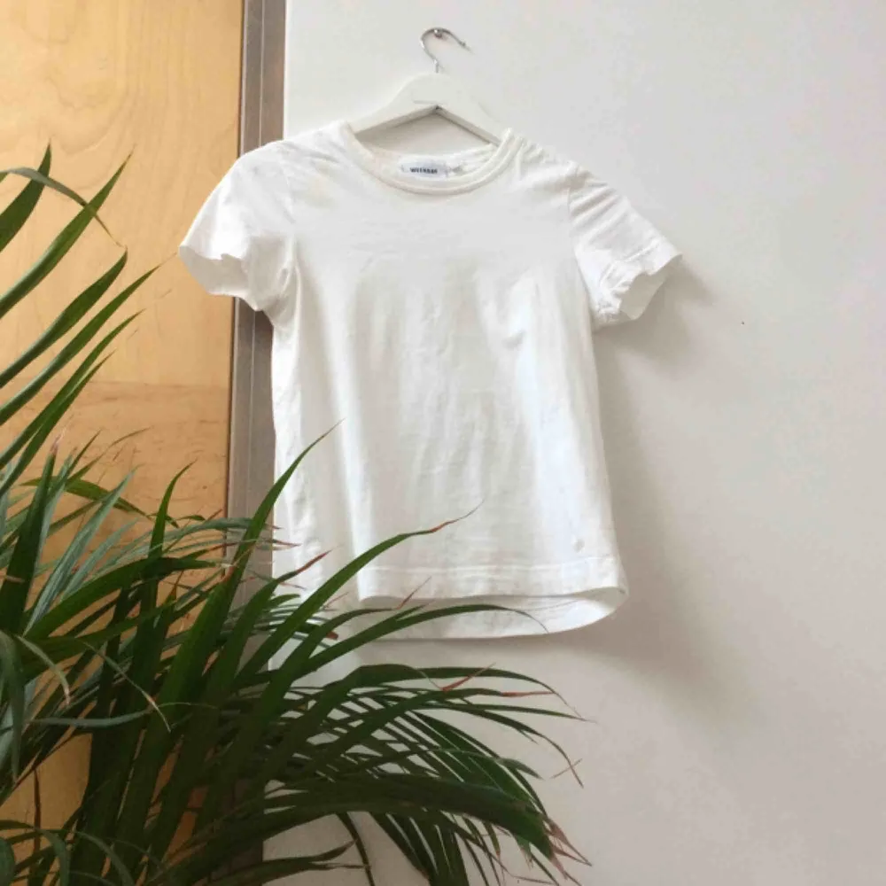 Vit tshirt från WEEKDAY. Använd EN gång, ser ut som ny. Säljer för att jag har för många vita tshirts lol. 🌻Mötas i Malmö?/Frakt tillkommer🦕 No refunds 🌻. T-shirts.