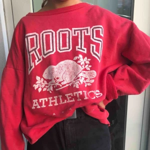  - Mysig och snygg röd collagetröja<3 Perfekt till hösten!