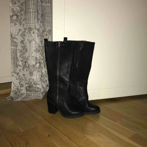  - Skor använda 1 gång från skopunkten. Går strax under knäna och har en dragkedja som dekor och en man använder som är lite undangömd. Nypris 500