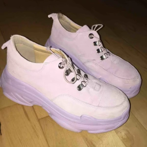  - Säljer dessa skorna som jag köpte i slutet av sommaren, har använt dom kanske 3-4 gånger så de är i nyskick. Dock inte original skosnöre utan glittriga gummi skosnören. Nypris 999kr. Kan mötas upp i Karlskrona annars står köparen för frakten.