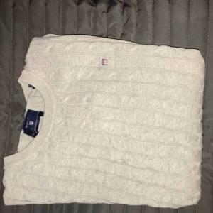  - Kabelstickad tröja från gant. Använd fåtal gånger. Finns i Örebro, kan fraktas men frakt tillkommer isåfall. 