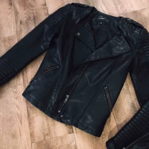  - Skinnjacka som är jätte skön!! Köparen står för frakt🌸💓
