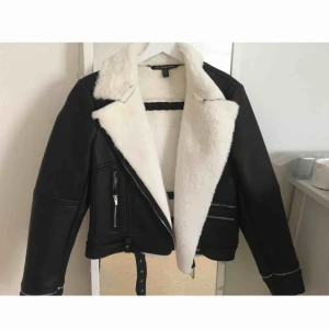  - Fodrad (!) skinnjacka från Zara. Aldrig använd, köpt för 599:-. 