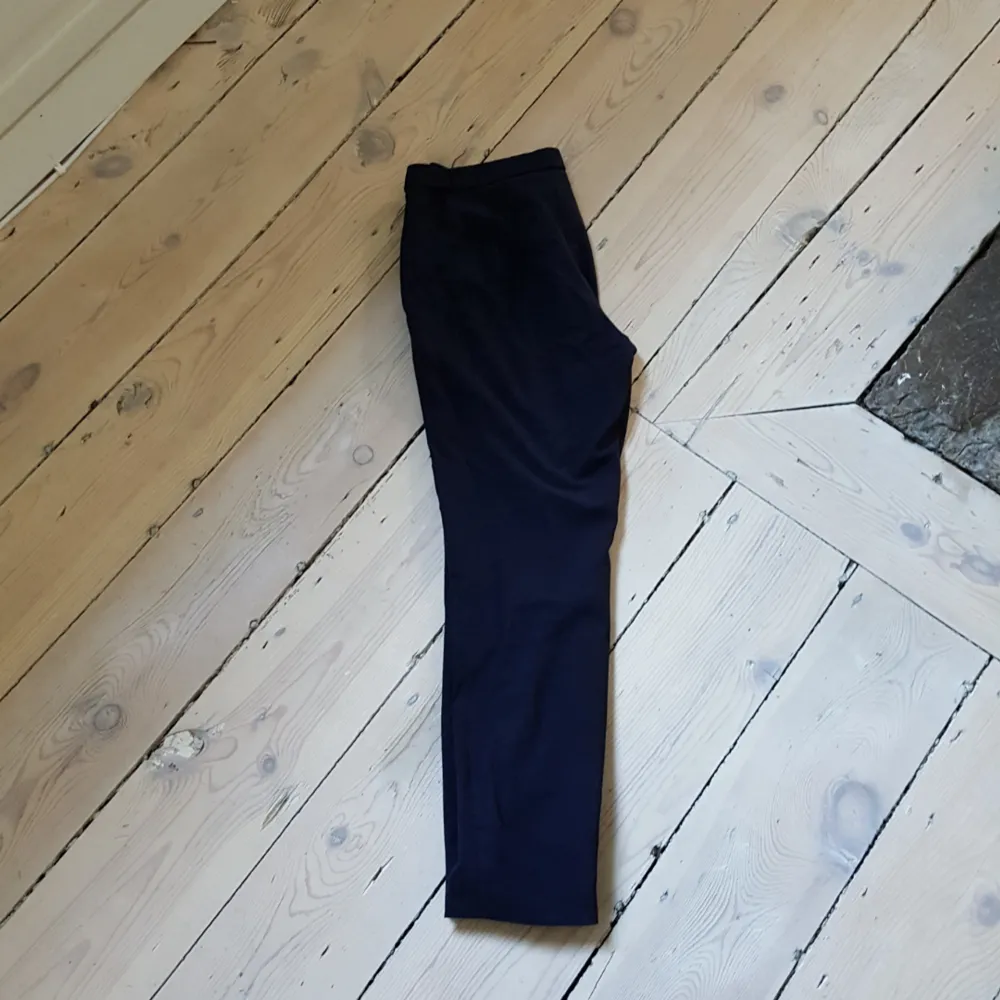 Marinblå kostymbyxor från Zara . Jeans & Byxor.
