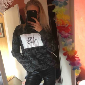  - Så otroligt snygg trendig tröja i camouflage i grå/svart! Fått så mycket komplimanger och frågor om denna. Trycker ”just chill” perfekt till skinnbyxor nu till hösten💃🏼 använd max 3ggr, perfekt skick! 
