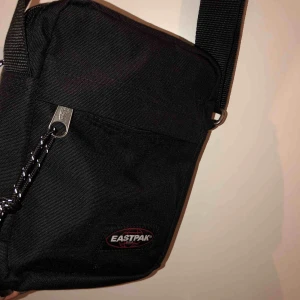  - Eastpak väska. Använd ca 4 ggr. Nypris 349kr