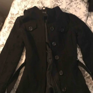  - Varm och mysig kappa i svart från Only. Använd en del men inget som är skadat. Skriv om du vill se fler bilder!