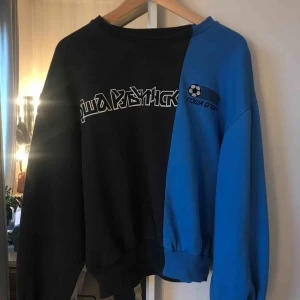  - Gosha rubchinskiy combo logo sweatshirt storlek XS men sitter som en S-L mer (herrstorlek) världens snyggaste tröja men måste sälja i behov av pengar:( Köpt på Paul and friends i våras. Condition 9.5/10 går ner i pris vid snabb affär!
