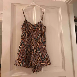 Jumpsuit st 36  - Jumpsuit som ny , frakten kostar 42kr. Eller du kan hämta hos mig i Majorna 