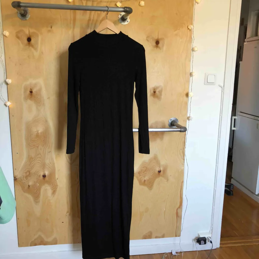 En figursydd svart klänning. Super skönt material, ribbad. Köpt från junkyard. Aldrig använt. Frakt ingår . Klänningar.