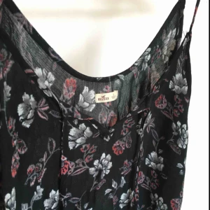  - Snygg blus från Hollister med fint blommönster. Sparsamt använt. Köparen står för frakt :)