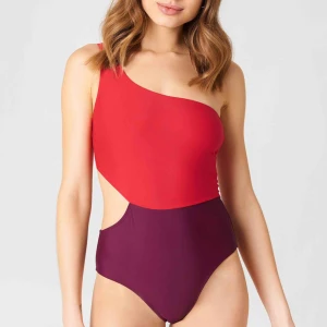  - Baddräkt från NA-KD. Färg röd lila/rosa. Pris 89kr