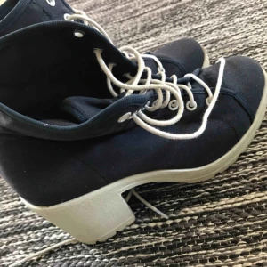  - Klackar med bred klack Supersköna att gå i Storlek 39 Pris: 150kr + frakt 