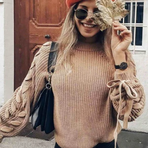  - En beige sjukt snygg stickad tröja från Dennis Maglic!! Den har knytningar på ärmarna som går att justera. Aldrig använd endast testad. Frakt 37kr. Nypris 600kr