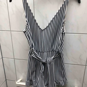  - Byxdress som användes aldrig efter köpet. Var för liten för mig! 