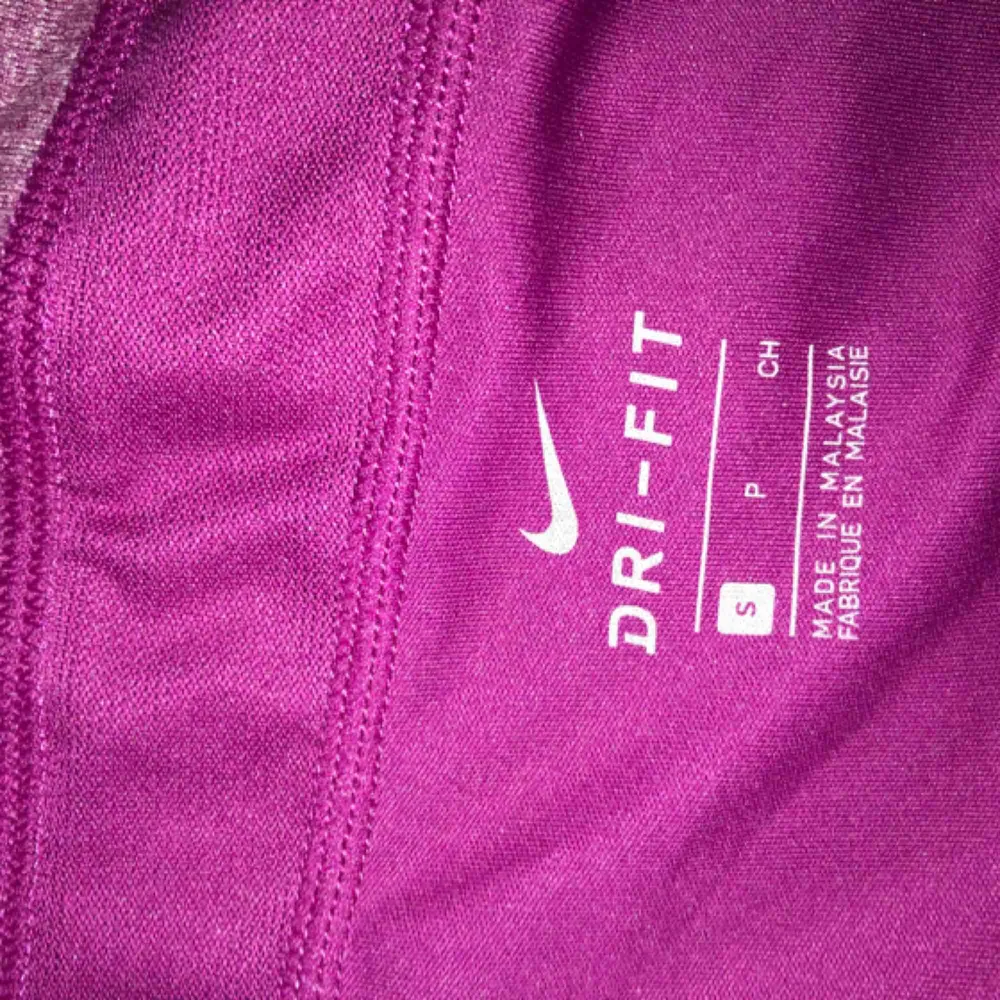 Dovt rödlila träningsshorts från Nike, väldigt sköna, aldrig använda Storlek: S Skickar mot frakt eller så möts vi i centrala Sthlm. Shorts.