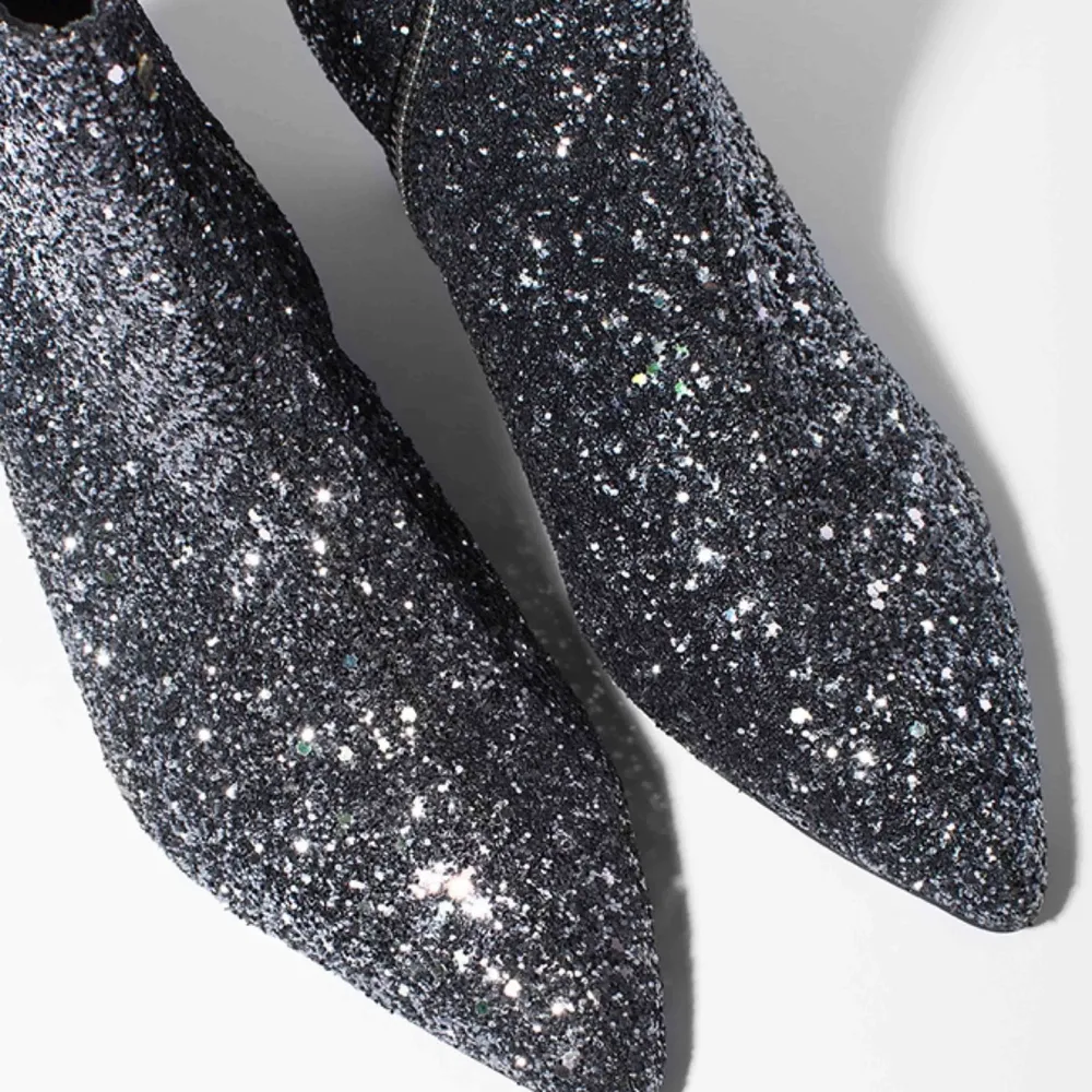 Glitter textile ankle boots ❤️ insidan är i läder. Använda 2 endast 2 gånger, har nyligen klackat om dem så de är i väldigt fint skick. Nypris: 1450kr!. Skor.