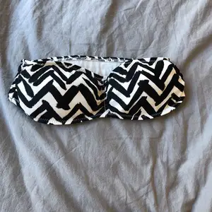 Bandeau bikini överdel från Gina Tricot. Köpt för 129kr, helt oanvänd. Pris: 40kr+ frakt 