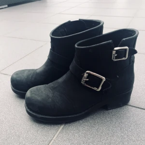  - Urban Project Boots, strl 37! Väl använda men även ingångna så supersköna nu att ha i höstvädret. Prisklass runt 1.500 kr nypris :)