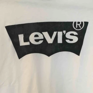  - Vit Levis T-shirt storlek S. 99 kr inklusive frakt, skickas inom ett dygn! :)