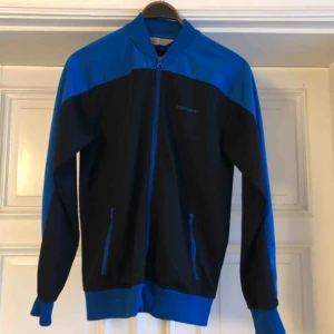  - Carhartt jacka storlek medium. Trevligt använt skick. Kan hämtas i Uppsala eller skickas mot fraktkostnad 