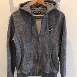  - Lyle&Scott hoodie, nyskick , knappt använd!  Finns i Karlstad, kan skickas!  (Herrmodell)