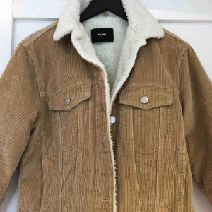 - Cool jacka från BikBok, aldrig använd. Storlek M men passar en XS/S. Varm och skön jacka!   Kan mötas upp i Stockholm eller fraktas! 