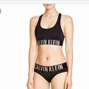 Sportigt bikiniset från Calvin Klein.  Köparen står för frakten. 