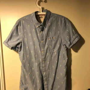  - Optimal sommarskjorta som inte används då passformen inte passar mig. FIN OCH HÄRLIG dock puss och kram köp vettja så stryker jag den åt dig 