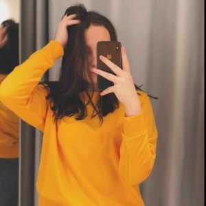  - Jättefin tröja som endast är använd några få gånger! Strl M men passar även mindre strl beroende på vilken passform man är ute efter! -Kan mötas i Västerås annars står du för frakten💞 -Betalning sker via swish 