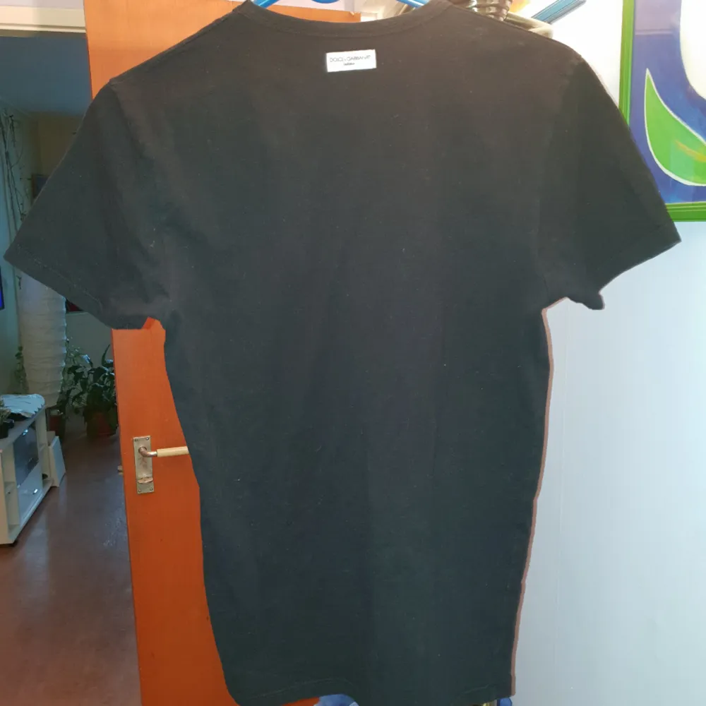 3 stycken äkta Dolce&Gabbana tshirts 1 svart 2 ljusa bra skick hela och rena st s/m alla tre styck för 100kr . T-shirts.