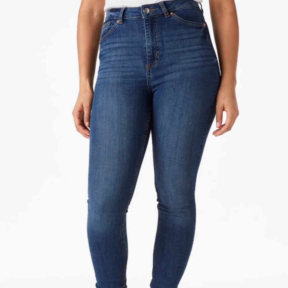 Oki slim high waist från monki. Stretchiga och sitter snyggt! Avklippta för dom var alldeles för långa (jag är 168). Jeans & Byxor.