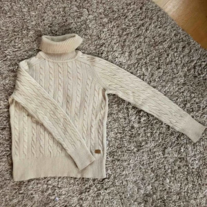  - En mysig tröja med polokrage från Gant! Säljes med stor sorg pga för liten för mig! Köptes på Shpock. Tröjan är i bra skick! Storlek: M  Innehåller animaliska produkter (ull, silke, kashmir och skinn). Särskilda skötselråd står i tröjan på insydd lapp. 