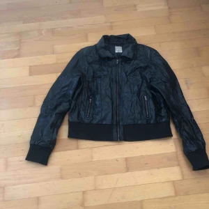  - Tunn läder jacka 