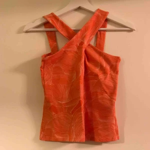  - En väldigt snygg topp med cool detalj från Monki. 