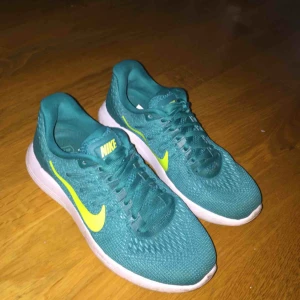  - Säljer mina träningsskor från Nike som endast använts en gång. Mycket fina och perfekta för all typ av träning. Storlek 37