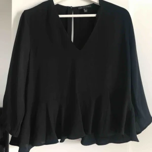  - Jättesöt blus från mango som bara är använd en gång. Storlek L men är snarare en s/m. Jätte snyggt att ha en stickad tröja över så volangen sticker ut!