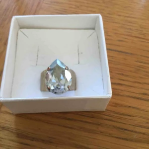  - Väldigt fin Carolina Svedbom ring justerbar ... väldigt bra skick ... Används inte..  frakt betalas av köparen 39kr...
