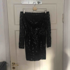  - Säljer denna ursnygga klänning från DM retro, då den inte används. Helt oanvänd endast testad, köpt för 800kr, vid frakt står köparen för frakt kostnaden. 